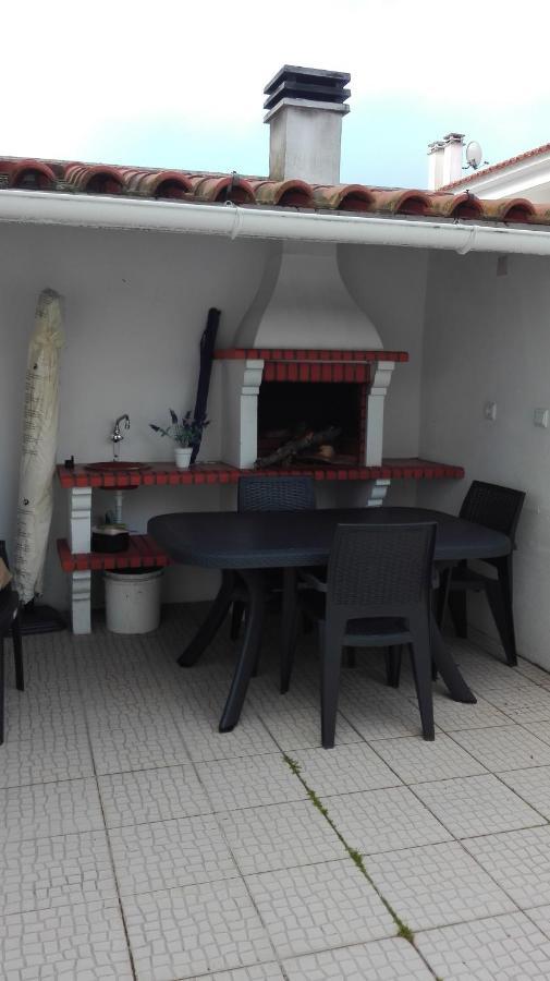 Casinha Res Do Chao Na Nazare Com Quintal E Barbecue Villa Luaran gambar